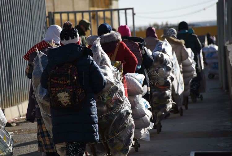 بعد إقفاله لعدة أيام.. معبر "طرخال" يفتح من جديد ويسجل عبور ألف "حمالة" في ساعة واحدة -صور