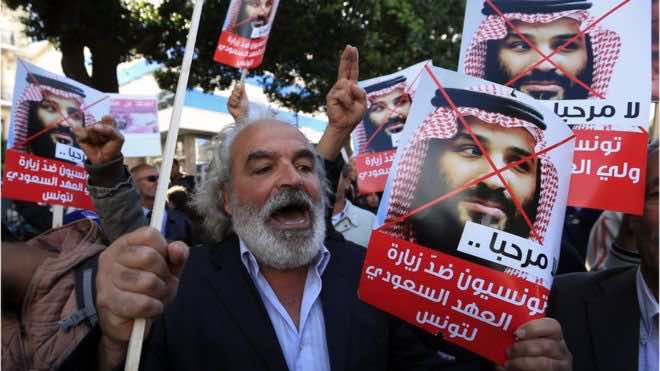 "وسط احتجاجات رافضة.. بن سلمان يصل إلى تونس في زيارة اختصرت إلى "ساعات