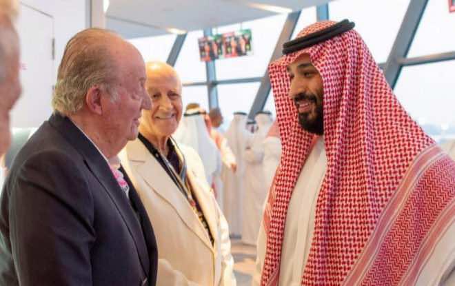 خوان كارلوس وسط زوبعة إعلامية وسياسية.. بسبب "مصافحة العار" بينه وبين ولي العهد السعودي -صورة-