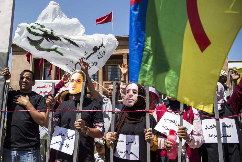 هيومن رايتس: شبهات التعذيب تشوه محاكمة نشطاء "الريف" و17 منهم صرحوا بأنهم تعرضوا للضرب أو إدخال "جفافات" قذرة في أفواههم