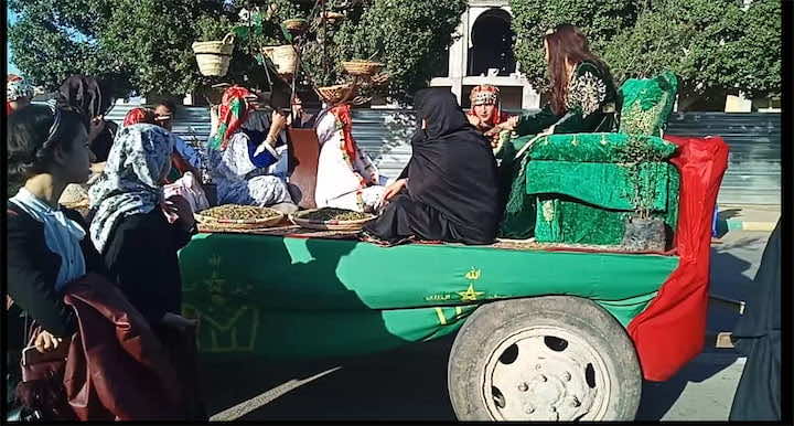 موكب الحناء يجوب شوارع تارودانت.. أهل سوس يحتفون بالعشبة الخضراء  -فيديو