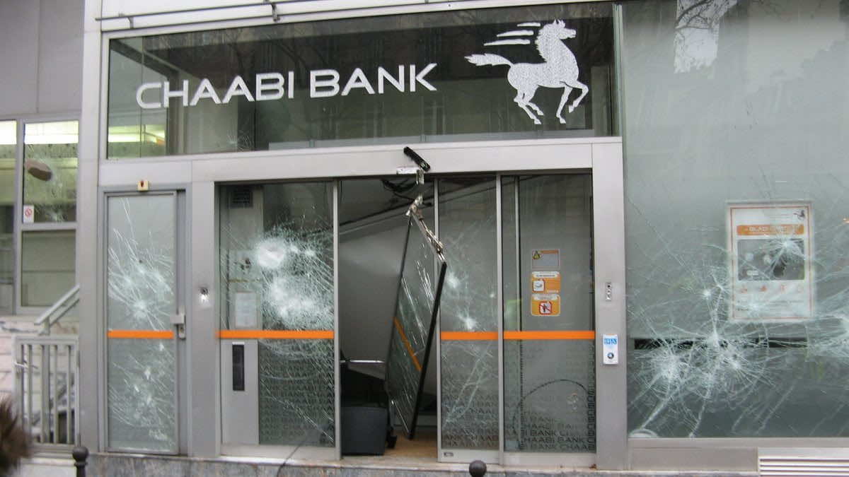 احتجاجات "السترات الصفراء" تتسبب في تخريب وكالة "البنك الشعبي" في باريس -صورة-