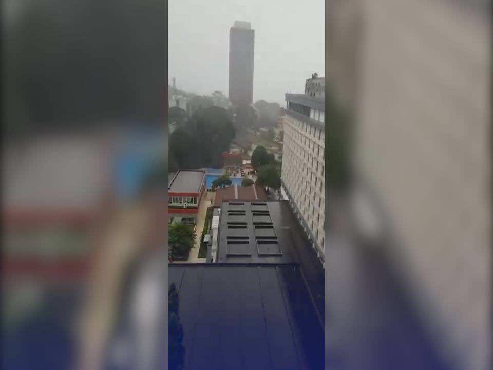 فيديو حصري.. ظروف مناخية صعبة وأمطار غزيرة تتهاطل على كينشاسا قبل ساعات من نهائي الكاف