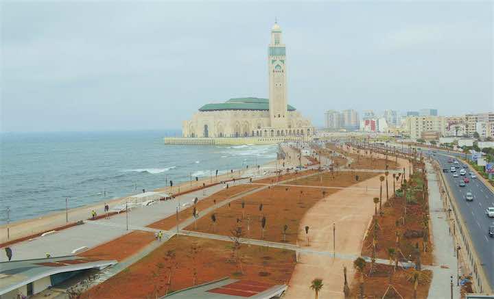 بكلفة 200 مليون.. شاهد "كورنيش" مسجد الحسن الثاني بعد إعادة تهيئته -فيديو