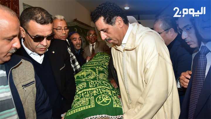 في مشهد مؤثر..الخيام يحمل نعش والدته ويتقدم مشيعي جنازتها من بيتها في "درب السلطان"-فيديو