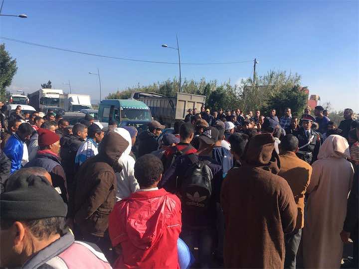 مواطنون يقطعون طريقا بين فاس ومكناس.. احتجاجا على عقود الازدياد