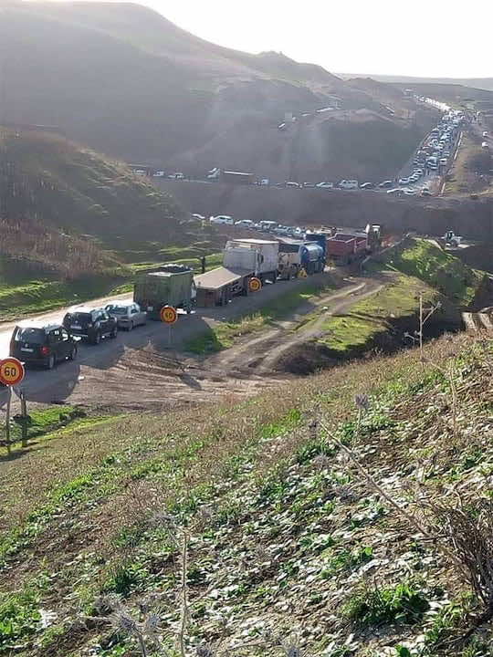 الطريق الوطنية بين فاس وتاونات.. ساعات في الجحيم ومصالح التجهيز تتدخل