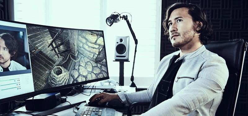 ماكينة أموال بالمنزل.. كيف يجني هؤلاء ملايين الدولارات من "يوتيوب"؟