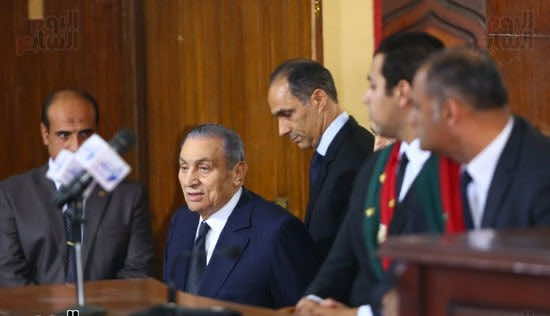 -مبارك يشهد بالمحكمة ضد مرسي ويتهم "متسللين" من غزة بإطلاق النار على المتظاهرين في 2011 -صور