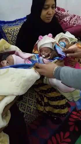 بعد فقدانه 4 توائم بسبب الفقر...أب يرزق مرة أخرى بـ3 توائم لكنه مهدد بالسجن بسبب إنقاذه لهم من الموت!
