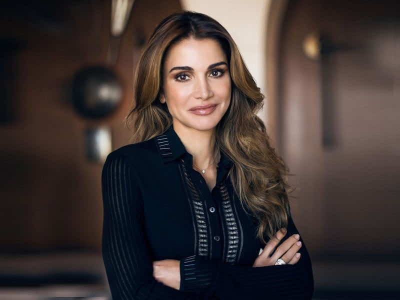 بعد الجدل الذي خلقته أسعار إطلالاتها.. ملكة الأردن رانيا توضح: ملابسي أستعيرها !!