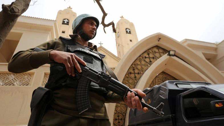 الإرهاب يضرب مصر من جديد.. مقتل شرطي في انفجار داخل كنيسة في القاهرة