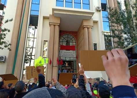 احتجاجات " تجار السترات الصفراء" في مكناس: مسؤولو غرفة التجارة لا همَّ لهم سوى السهرات والحلوى!