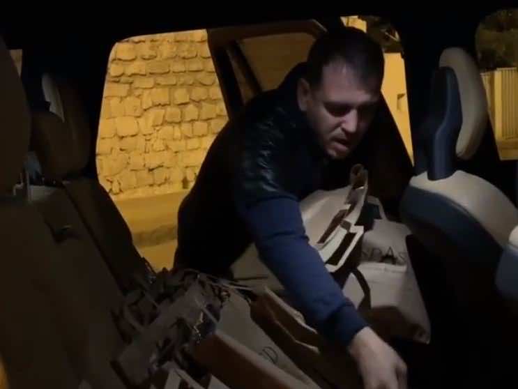بسبب البرد القارس.. مومو يوزع الملابس على المحتاجين ويؤكد لـ"اليوم24": خوتنا محتاجين لينا فهاد البرد