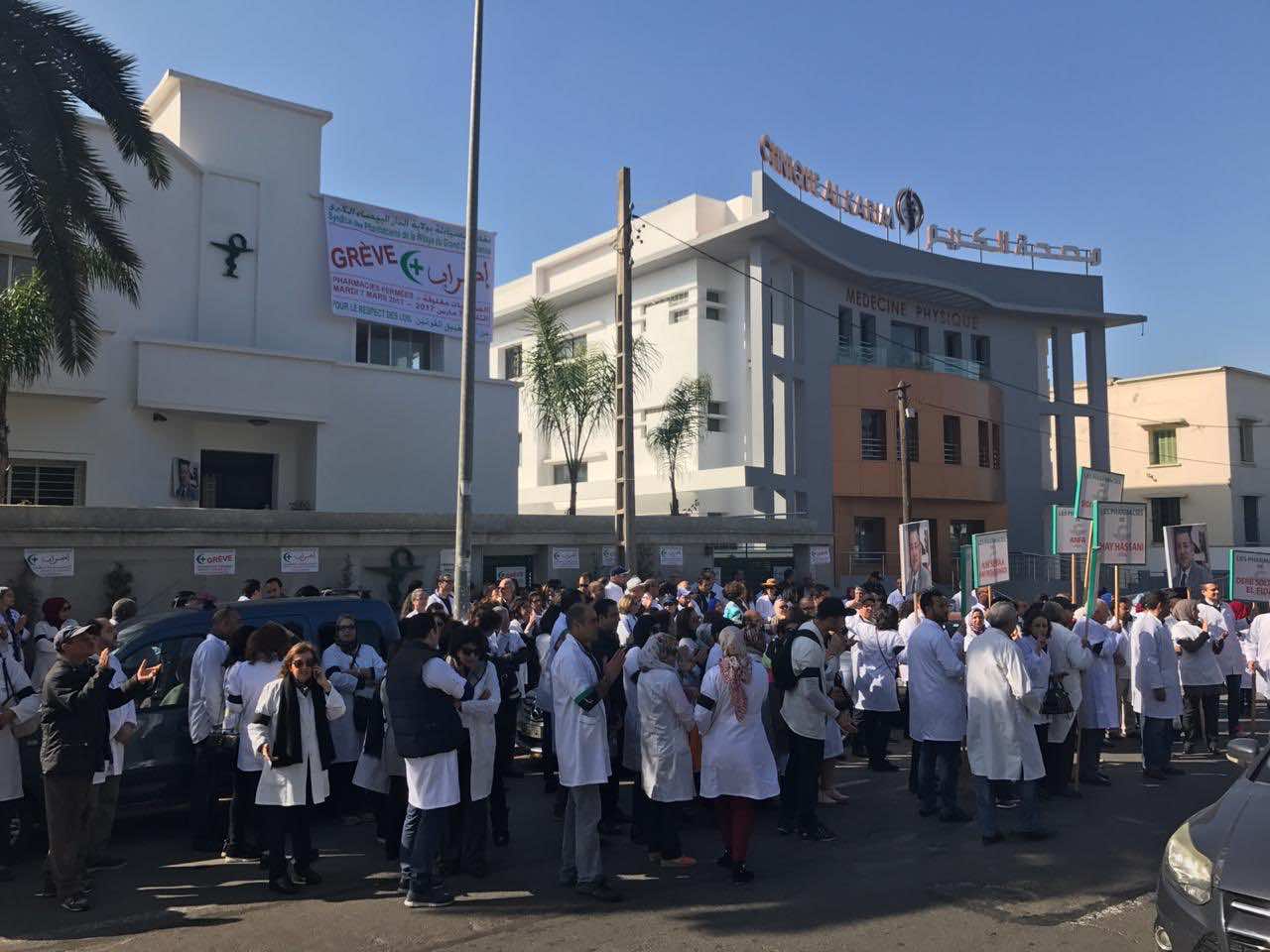للتعبير عن الغضب ولفت الانتباه.. الصيادلة ينقلون احتجاجاتهم إلى مقر الأمانة العامة للحكومة