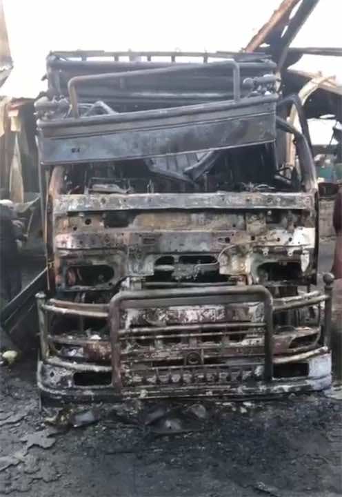 حريق سوق الجملة التهم 12 شاحنة بسلعتها.. ولا خسائر في الأرواح