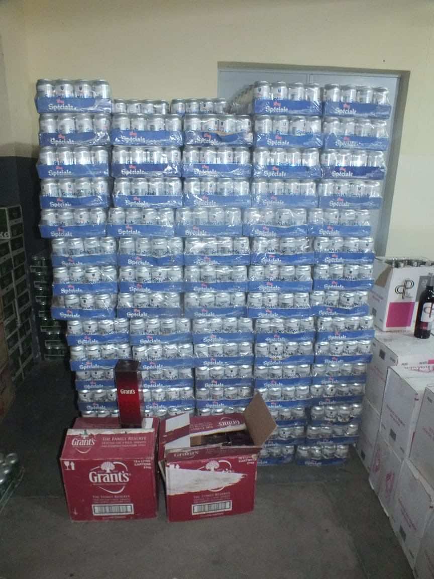 مبحوث عنه بموجب 21 مذكرة في قبضة الأمن.. وحجز المئات من قنينات الخمر