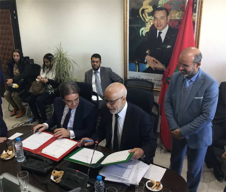 "يتيم" و"بنعتيق" يوقعان اتفاقية لحفظ كرامة العاملات في حقول الفراولة الإسبانية