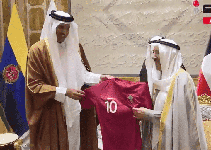 الكرة على خط الأزمة الخليجية.. أمير قطر يهدي نظيره الكويتي قميص المنتخب الفائز بكأس آسيا - فيديو-