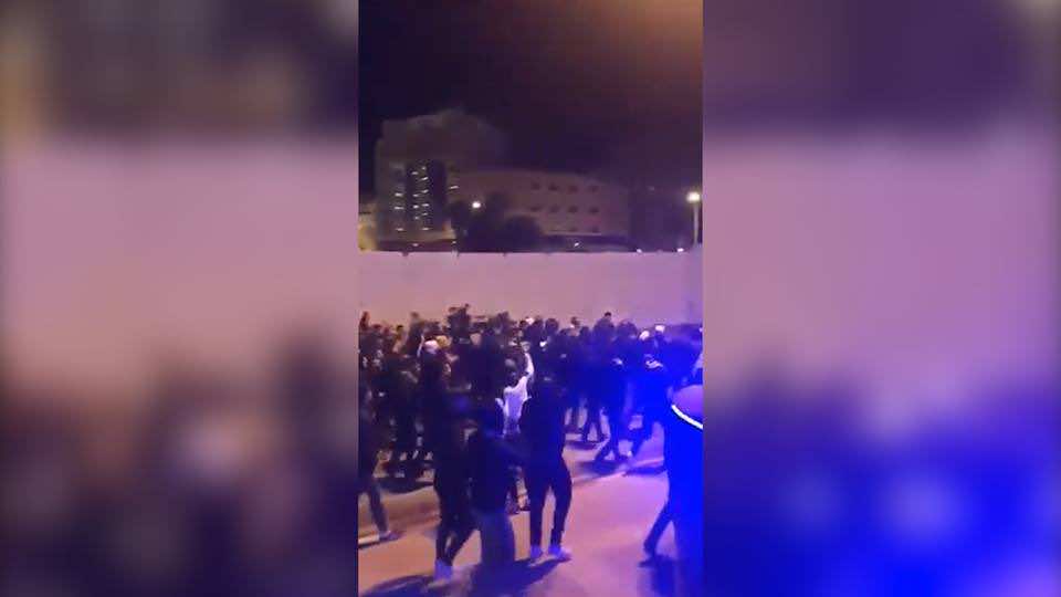 جماهير الرجاء "تغزوا"  شوارع مدينة سوسة التونسية وتردد أشهر أغانيها - فيديو