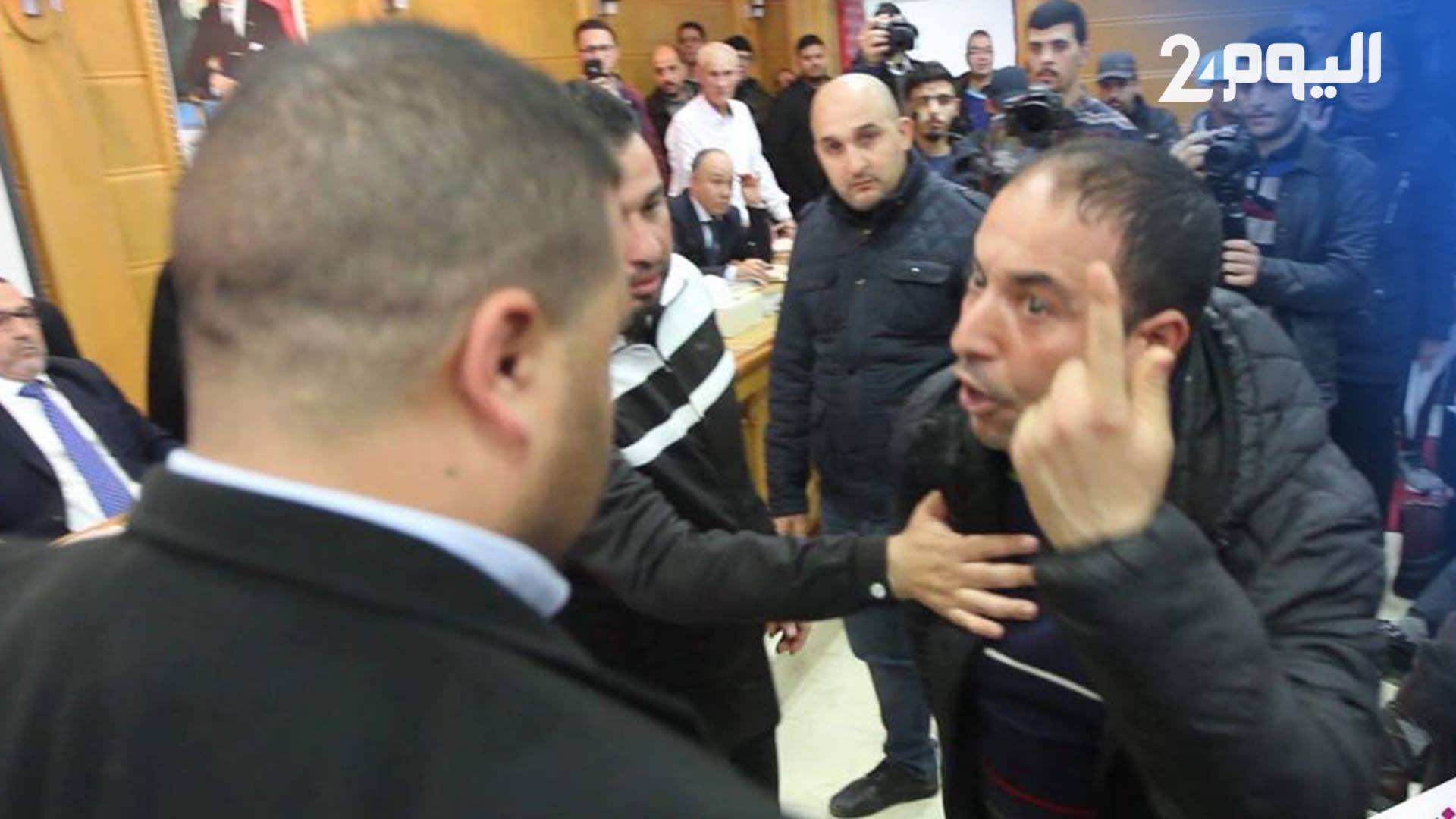 محتج يقتحم دورة مجلس طنجة ويصرخ: "عطيوني حقي" - فيديو