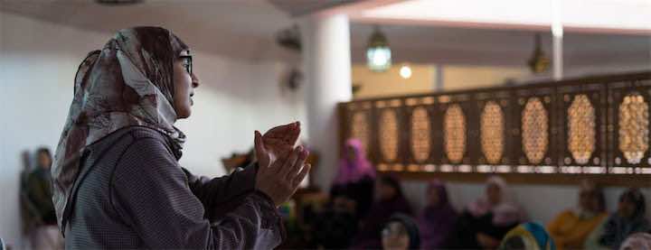 ثورة المغربيات الهادئة.. مرشدات بدعم الحكومة يعلّمن النساء القرآن والسنة وحتى فتح «الموبايل»!
