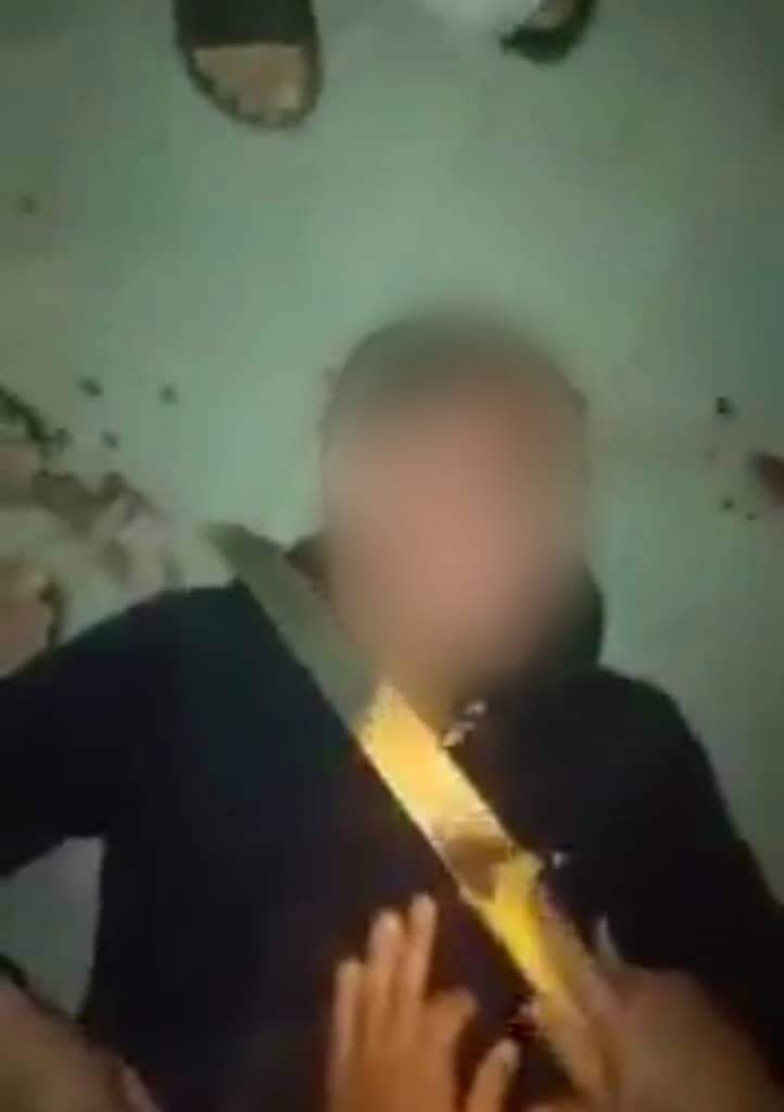 مصلون يلقون القبض على شاب ويبرحونه ضربا..حاول سرقة سيدة في جنح الظلام- صور