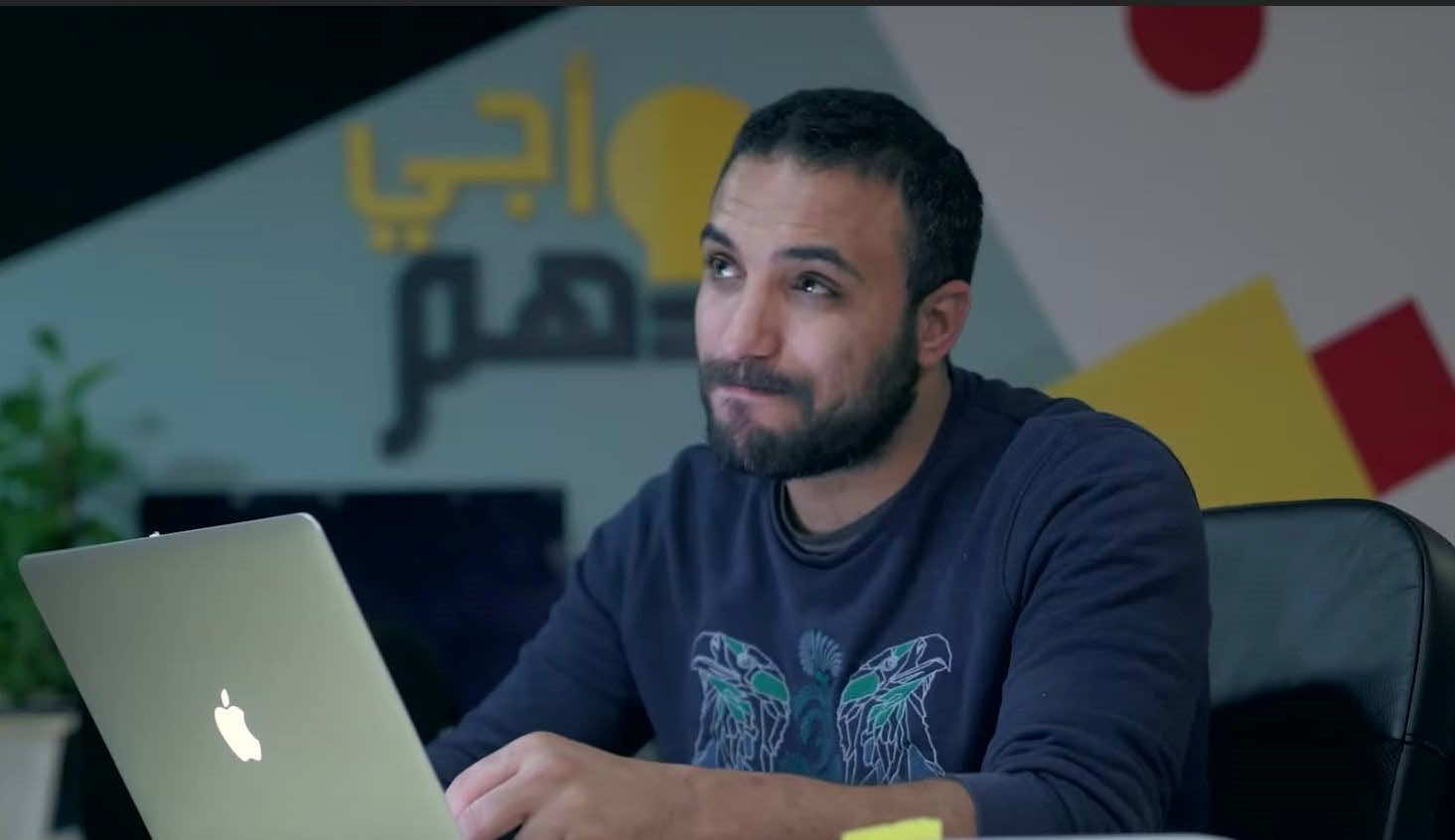 بعد الجدل الذي خلقه "لايف" مع مسؤول في الخارجية.."سوينغا" يتحدث: "أجي تفهم من أنا" - حوار