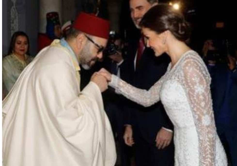 الملك محمد السادس يمنح سلهامه لملكة إسبانيا بعد شعورها بالبرد