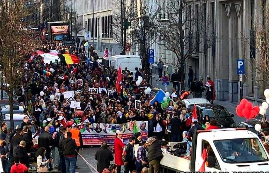 بمشاركة والد الزفزافي.. المئات يطالبون بالحرية معتقلي "حراك الريف” بشوارع بروكسيل - صور