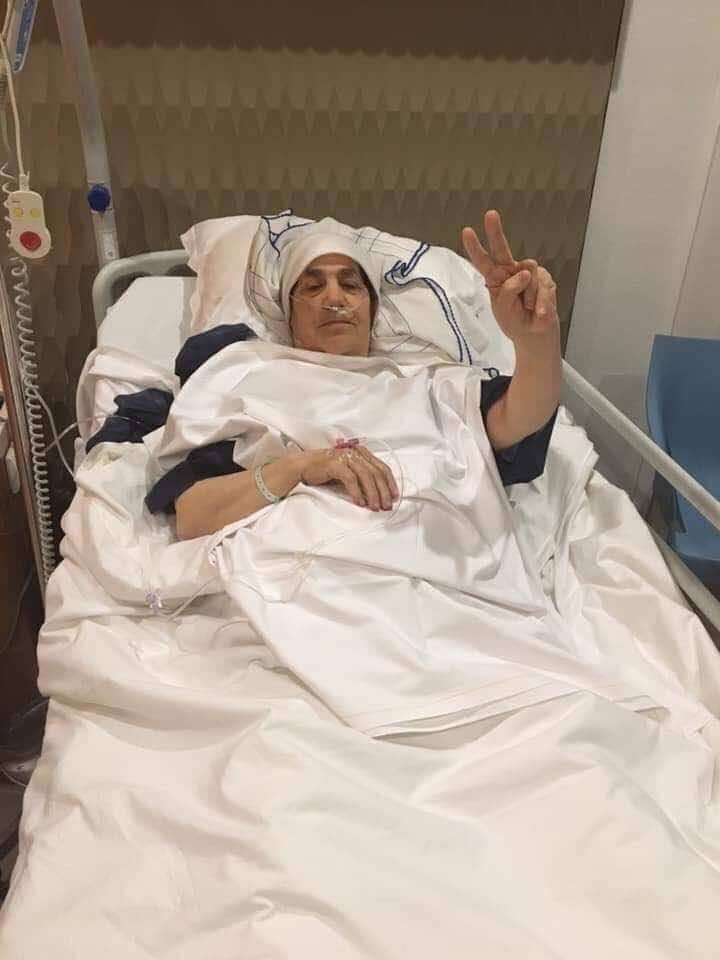 والدة الزفزافي تخرج من غرفة العمليات في باريس رافعة شارة النصر -صور