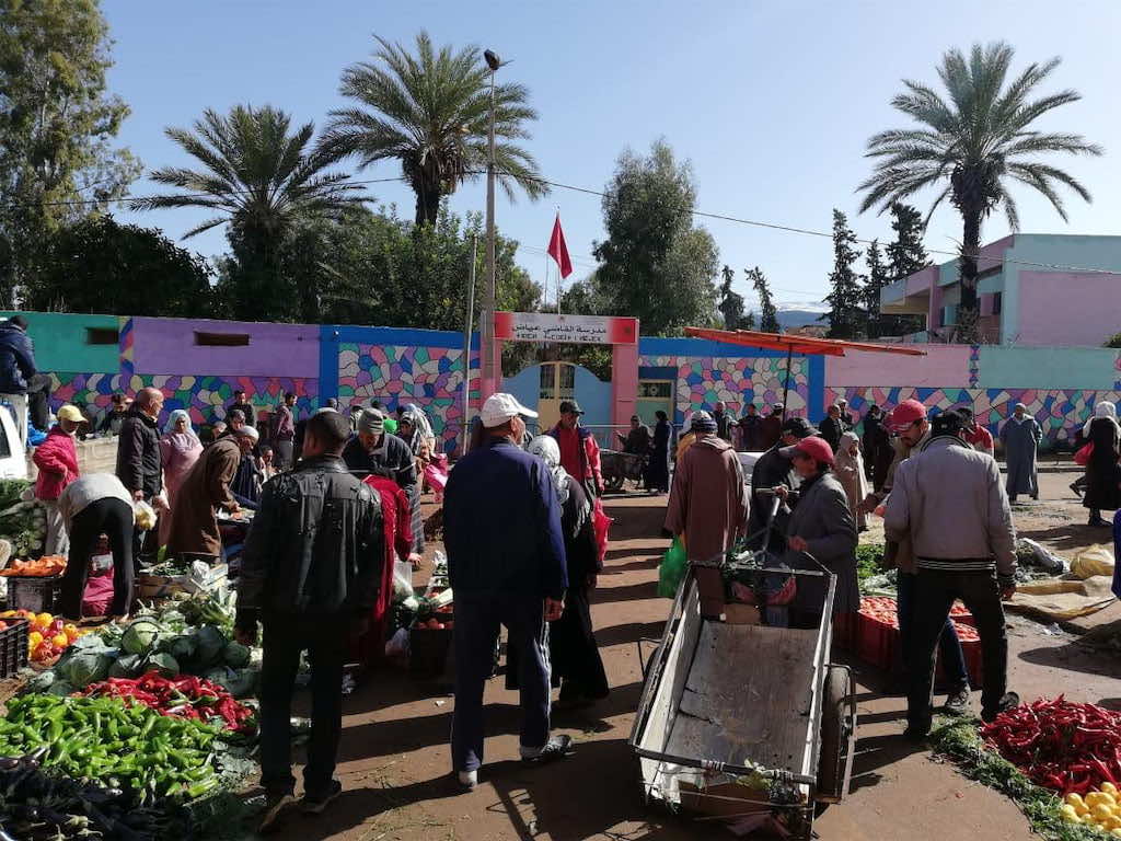 مدرسة في بني ملال تتحول إلى سوق للخضر.. والأباء يُلوحون بمقاطعة الدراسة- صور