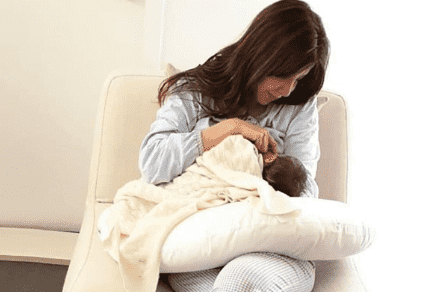 نانسي عجرم تنشر صورتها مع ابنتها: الرضاعة أقوى وسيلة للتواصل مع "ليا" - صور