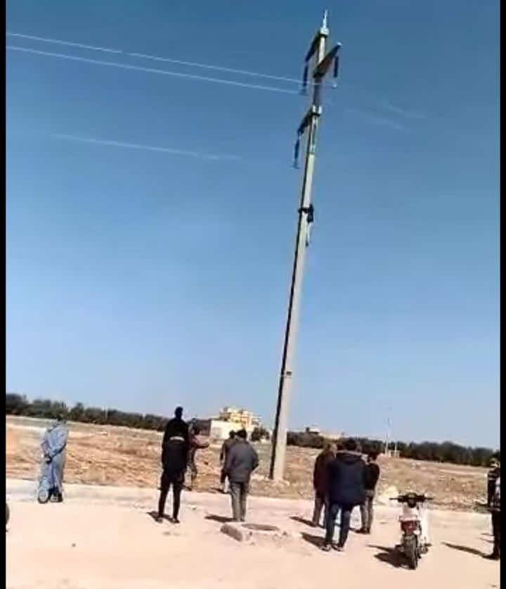 في ذكرى 20 فبراير..مصادرة عربة بائع متجول تدفعه للاعتصام فوق عمود كهربائي مهددا بالانتحار