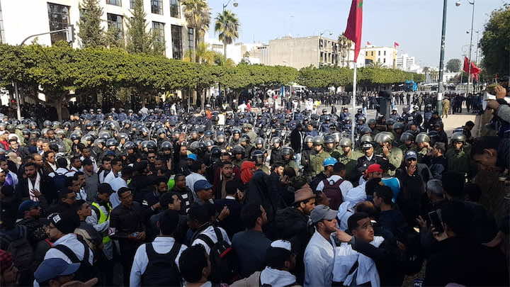 في ذكرى 20 فبراير.. مسيرات تجوب شوارع الرباط وشعارات قوية: لا استسلام...كرماء فوق الأرض أو عظاما تحتها"!!- فيديو