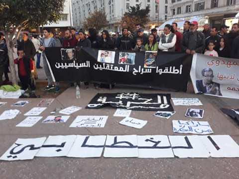محتجون في البيضاء يحيون ذكرى "20 فبراير" ويطالبون بالحرية للمعتقلين: "كلشي كحل..ديرو الحل"- صور