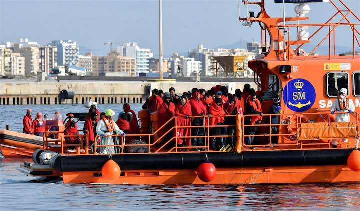 اتفاق جديد لإعادة "الحراكة" من مياه المتوسط إلى المغرب على متن سفن الإنقاذ..مدريد تؤكد توقيعه والرباط تنفي!
