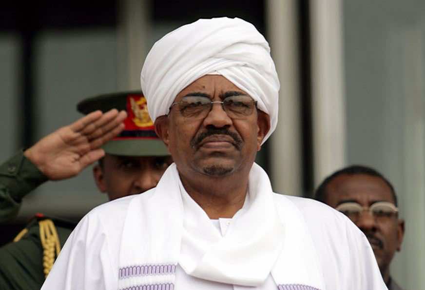 الجيش السوداني على خطوة من عزل البشير .. اعتقالات وغلق للمطار وترقب للبيان الأول