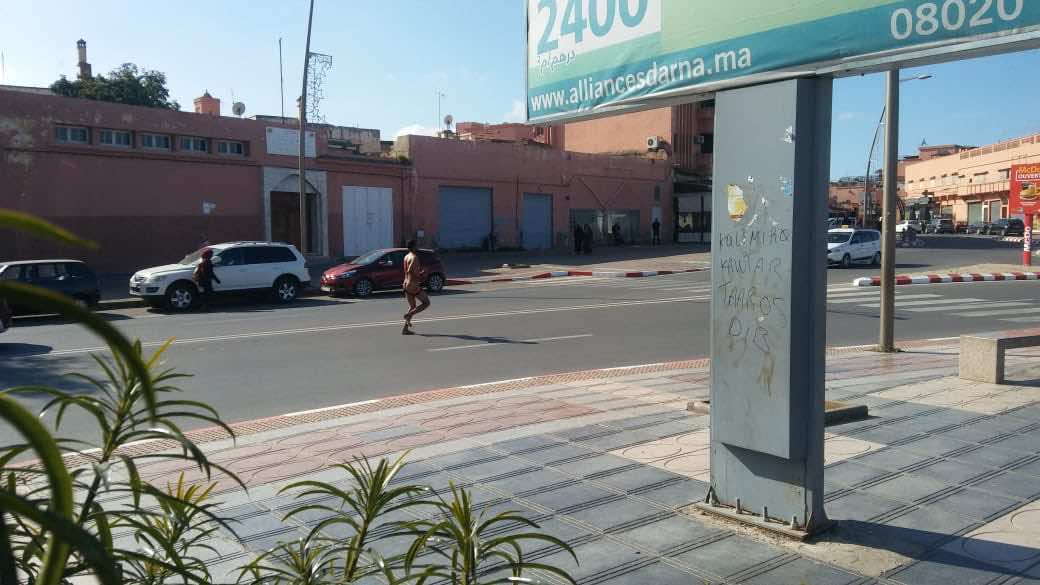 مختل عقليا يخلق الرعب.. حمل سكينا وهاجم المواطنين في الشارع العام