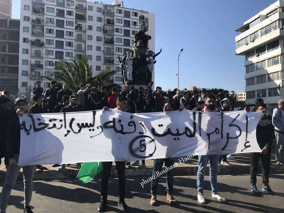 -محتجون يرفضون ترشيح بوتفليقة في الجزائر: "إكرام الميت دفنه وليس انتخابة" -صورة