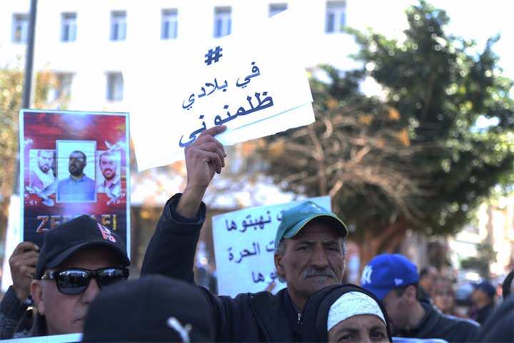 بأغنية "في بلادي ظلموني" لجمهور الرجاء.. صوت عائلات معتقلي الريف يكسر صمت البيضاء