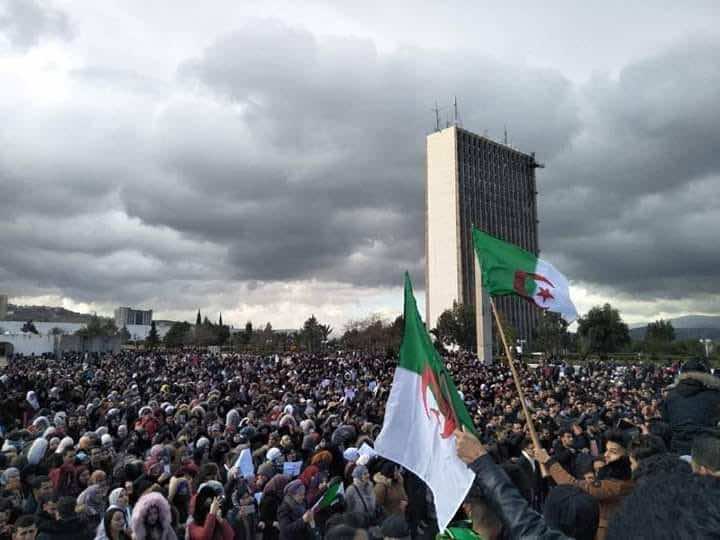 لليوم الخامس على التوالي .. الاحتجاجات تستمر في الجزائر والطلاب والصحافيون ينضمون إلى الرافضين لـ"العهدة الخامسة" - صور