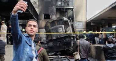 سيلفي مع القطار المحترق في مصر يثير غصبا واسعا.. والشاب يبرر !
