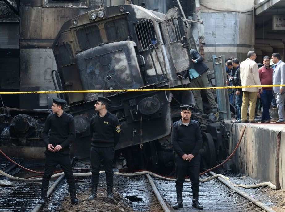 السلطات المصرية ترجع المسؤولية عن "محرقة القطار" إلى شجار بين سائقين!