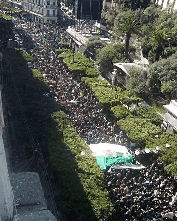مشاهد من احتجاجات الجزائر "الجيش والشعب خاوة خاوة".."الجزائر جمهورية ماشي مملكة" -فيديو-