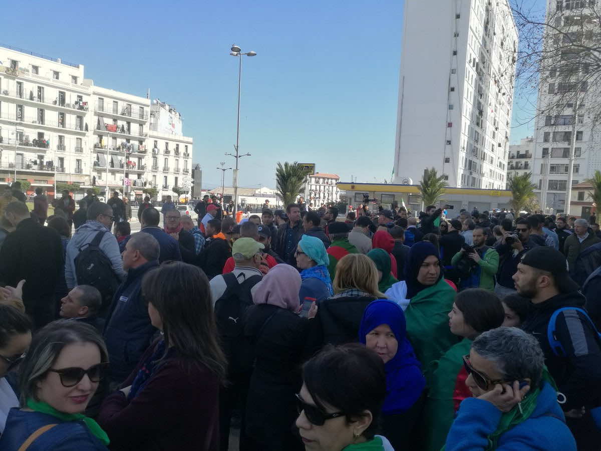 آلاف الجزائريين في الشوارع رفضا لولاية بوتفليقة الخامسة وشرطة العاصمة تواجههم بالغاز المسيل للدموع -فيديو-