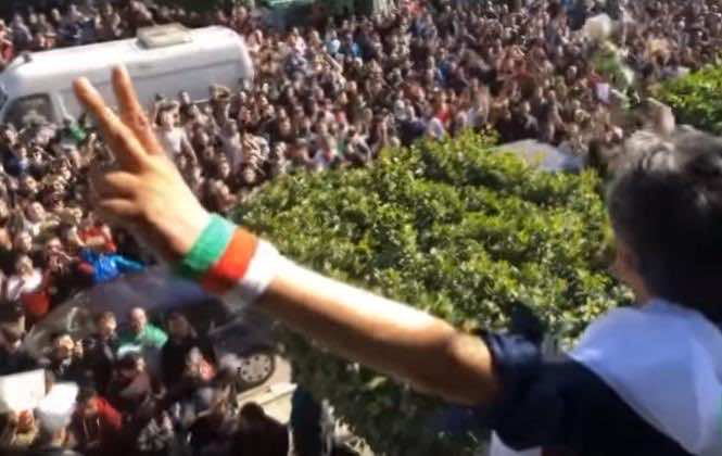 مرشح رئاسي جزائري يقفز من شرفة مكتبه للالتحاق بالمتظاهرين-فيديو