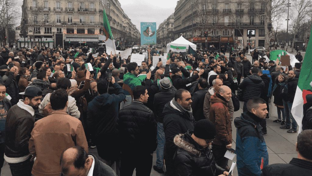 قبيل انقضاء آجال تقديم الترشيحات للرئاسيات..ترقب كبير لقرار بوتفليقة واحتجاجات في الداخل والخارج