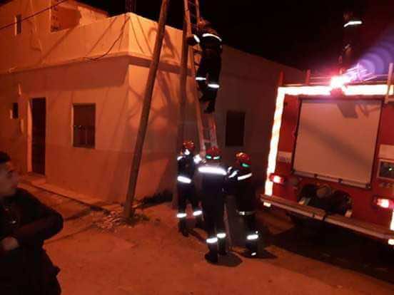 عناصر الوقاية المدنية تنقذ قطة في أصيلة من الموت..تلقت مكالمة من أحد السكان وحلت بالحي للتدخل-فيديو