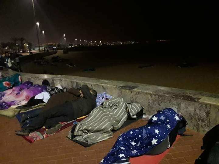 بعد فض اعتصامهم من طرف الأمن..هكذا قضى الأساتذة المتعاقدون ليلتهم في العراء في كورنيش أكادير - صور